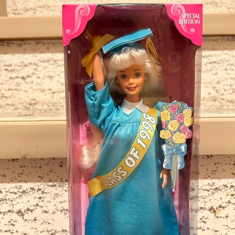Graduation Barbie 1998 - Picture 3 of 8